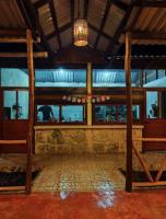 een kamer met ramen en een kroonluchter in een gebouw bij Eco Cabañas Ah-Kimpech Xpujil Calakmul in Xpujil