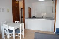 Kuchyň nebo kuchyňský kout v ubytování Jacaranda Apartments & Studios