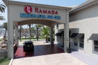 ein Auto, das vor einer Parkgarage geparkt ist in der Unterkunft Ramada by Wyndham &amp; Suites South Padre Island in South Padre Island