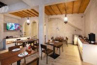 Un comedor con mesas y sillas y una cocina. en Dewan Bangkok, en Bangkok