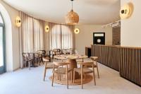 een eetkamer met een tafel en stoelen bij Camping El Portus in Cartagena