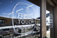 ARC 1600, LE RIDGE, Appartement 10 personnes Duplex Vue Montagne - ski aux pieds - Sauna, Hammam, Piscine, Salle de salle de sport-fitness في آرك 1600: علامة على اللمسة الفرنسية في النافذة