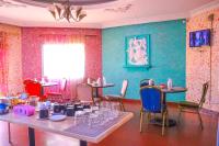 uma sala de jantar com mesa e cadeiras com óculos em Hôtel de l'Aéroport em Brazavile