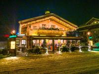a building with a balcony on a street at night at DAHUAM SUITES GERLOS Ski in Appartements mit BalkonITerrasse in Gerlos