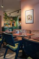 Un comedor con mesas y sillas de madera. en Novotel Nice Aéroport Cap 3000, en Saint-Laurent-du-Var