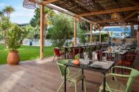 Un comedor al aire libre con mesas y sillas. en Novotel Nice Aéroport Cap 3000, en Saint-Laurent-du-Var