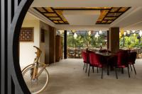Una bicicleta estacionada en un restaurante con una mesa y sillas. en GreenOriental Resort, en La Vega