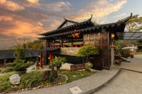 un edificio con un cartel delante en GreenOriental Resort, en La Vega