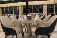 ウムラッジにあるTaj Lives Hotelのテーブルと椅子のあるダイニングルーム