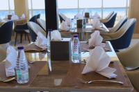 ウムラッジにあるTaj Lives Hotelのテーブル(ボトル入り飲料水付)、椅子が備わります。