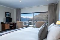 ein Hotelzimmer mit einem Bett und Bergblick in der Unterkunft Hidden Lodge Queenstown in Queenstown