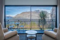 ein Zimmer mit Balkon und Blick auf die Berge in der Unterkunft Hidden Lodge Queenstown in Queenstown