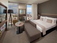 Postel nebo postele na pokoji v ubytování The Level at Melia Barcelona Sky
