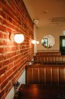 Una habitación con una pared de ladrillos, bancos y un espejo. en Tourist Hotel Narrabri, en Narrabri