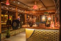 una tienda con un mostrador de recepción en una tienda en SALUGA BAMBA, en Shirakawa