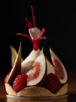 un montón de fruta encima de una mesa en Platan Udvarhaz, en Tata