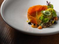 un plato blanco con algo de comida en una mesa en Platan Udvarhaz, en Tata
