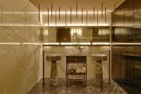 地拉那Maritim Hotel Plaza Tirana的一间设有一张桌子、两张凳子和镜子的房间