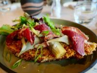 オルリーにあるノボテル パリ クール ドルリー アエロポールの肉と野菜が乗った料理の皿