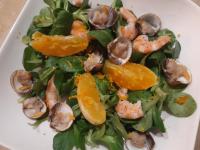 Un plato de ensalada con camarones y naranjas encima. en Villa Marie, en Courçon