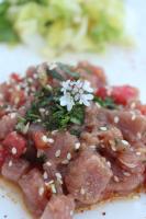 Un plato de comida con carne y flores encima. en Villa Marie, en Courçon
