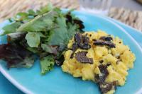 un plato azul de comida con una ensalada. en Villa Marie, en Courçon