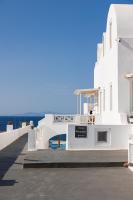 Casa blanca con vistas al océano en Vrachia Studios &amp; Apartments, en Oia