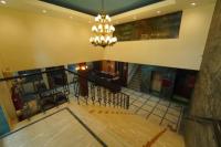 een uitzicht op een dansvloer met een kroonluchter bij Hotel Saket In Prayagraj in Prayagraj