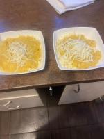 due ciotole bianche di cibo su un bancone di Casa Mariflor a Vama Buzăului