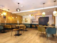 ein Esszimmer mit Tischen und Stühlen und einer Tafel in der Unterkunft Les copains d'amour in Guérande