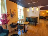 ein Restaurant mit Tischen und Stühlen in einem Raum in der Unterkunft Les copains d'amour in Guérande