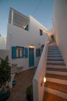 una escalera que conduce a una casa blanca con puertas azules en Casaprimavera, en Katápola
