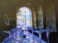 un groupe de tables et de chaises bleues dans un bâtiment dans l'établissement B&B CERZA DI FERRO, à Castellabate