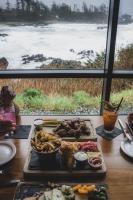 uma mesa repleta de diferentes tipos de comida e uma janela em Black Rock Oceanfront Resort em Ucluelet