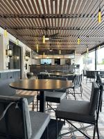 グアダラハラにあるOTMÁNN Hotel Boutiqueのレストラン内のテーブルと椅子のあるダイニングルーム