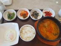 a table topped with bowls of food and rice at 강진 다산베아채 골프앤리조트 호텔형 in Songhak