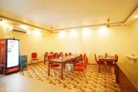 een eetkamer met tafels en stoelen en een frisdrankautomaat bij Holiday Beach Resort !! Beach Distance 50 Mts !! in Mandarmoni