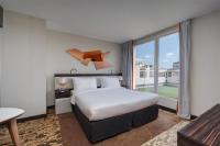 Una habitación de hotel con una cama y una ventana grande. en Radisson Blu Hotel, Paris Boulogne, en Boulogne-Billancourt
