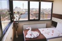 Postel nebo postele na pokoji v ubytování Mesnevi Hotel