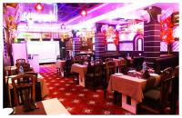 uma sala de jantar com mesas e cadeiras em um restaurante em Hotel Janvi International Inn Muzaffarpur With Best Facility And AC OR NON AC Both Room em Muzaffarpur