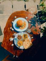 een tafel met twee borden met eten erop bij Perera Hotel & Restaurant in Arugam Bay