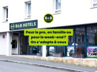 una tienda con un cartel en el costado de un edificio en B&amp;B HOTEL Rodez Bourran, en Rodez