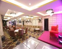 uma sala de espera com um sofá, uma mesa e cadeiras em Hotel Royal Galaxy Blest Park em Nova Deli