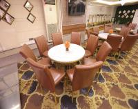 um grupo de mesas e cadeiras em uma sala em Hotel Royal Galaxy Blest Park em Nova Deli