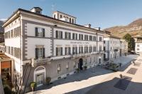 una vista aérea de un edificio en una calle en Grand Hotel Della Posta, en Sondrio