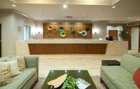 eine Lobby mit zwei Sofas und einem Wartezimmer in der Unterkunft Eastgate Hotel - BW Signature Collection in Bellevue