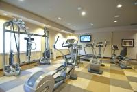 einen Fitnessraum mit Laufbändern und Kardiogeräten in einem Zimmer in der Unterkunft Eastgate Hotel - BW Signature Collection in Bellevue