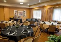 einen Konferenzraum mit Tischen, Stühlen und einem Tisch in der Unterkunft Eastgate Hotel - BW Signature Collection in Bellevue
