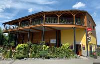 Budova, kde se kemp nachází