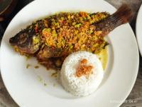 un piatto di cibo con un pesce e riso di Savana Villas Tanah Lot a Tanah Lot